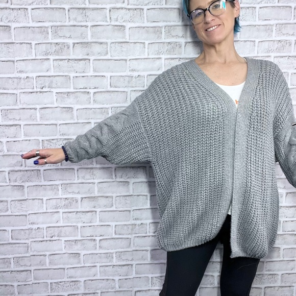 |•MOON & MADISON•| Oversized Grey Cardigan Size Small - Picture 3 of 8